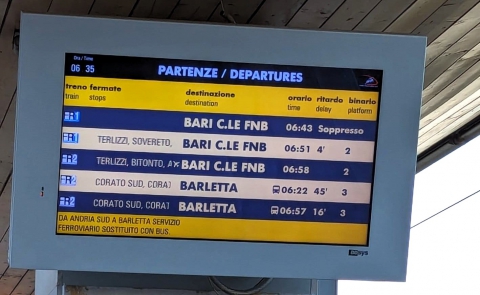 Le Ferrovie Bari Nord e il cronico ritardo dei treni. L'azienda: �Colpa dei passaggi a livello�